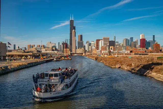 Chicago skyline and Willis Tower behind a river sightseeing boat